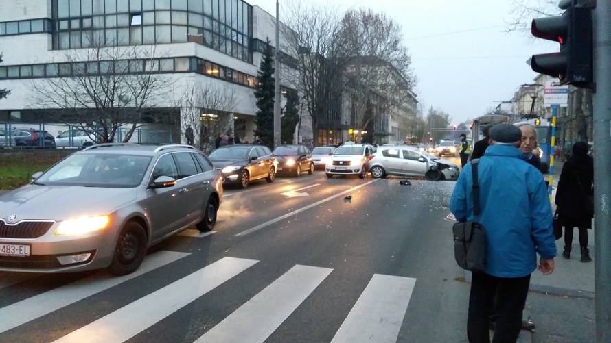 Prelazila cestu na crveno pa ju je udario auto i teško ozlijedio