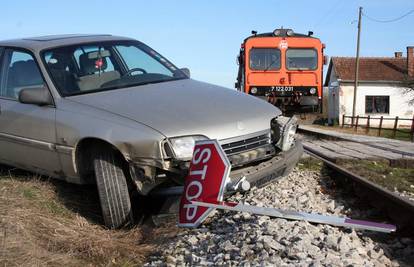 Opelom se zabio u vlak jer ga nije primjetio od sunca