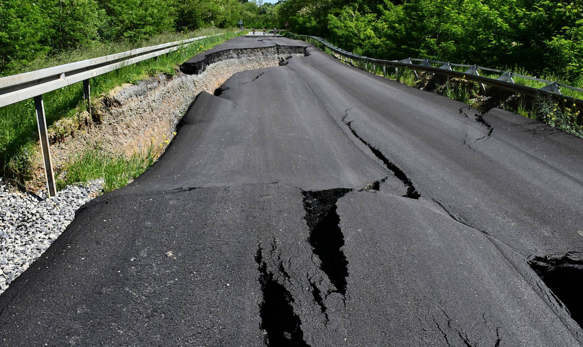 Rešetari: Ogromno klizište na dionici ceste koja povezuje Požešku kotlinu s autocestom