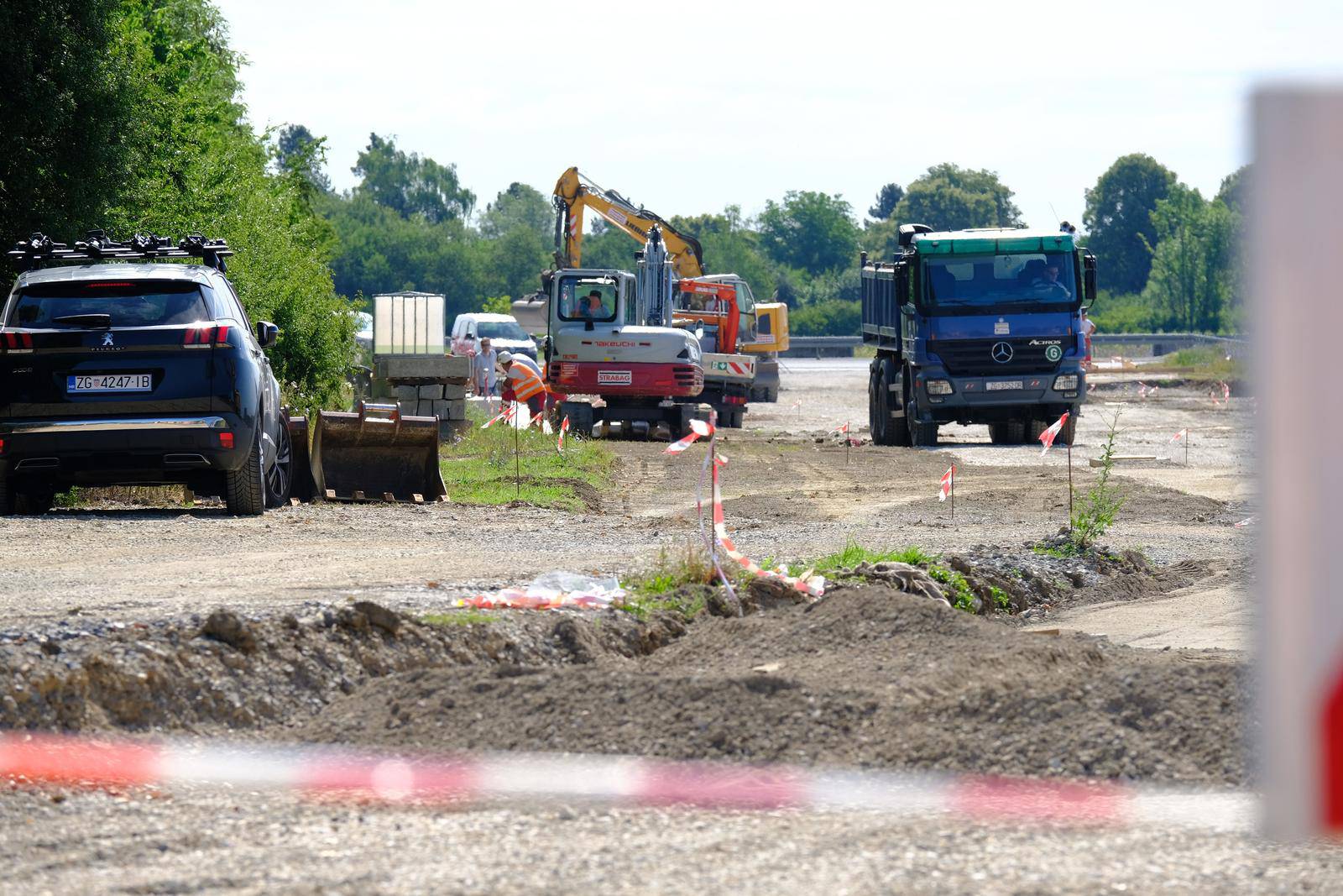 Tijekom radova na cesti u Kurilovcu radnici su pronašli dva projektila