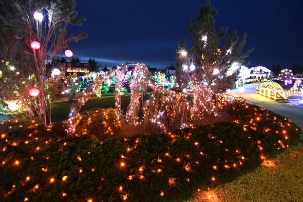 Magično Božićno blagdansko imanje obitelji Salaj zabljesnulo je u punom sajaju