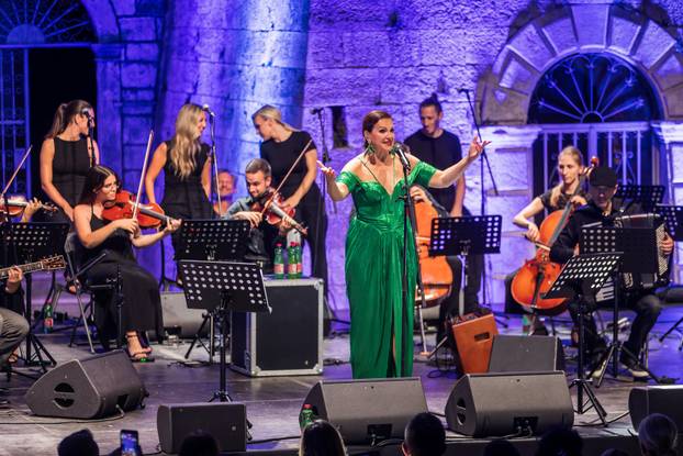 Vela Luka:  Koncert Nine Bardić i Acustic benda povodom manifestacije Trag u Beskraju