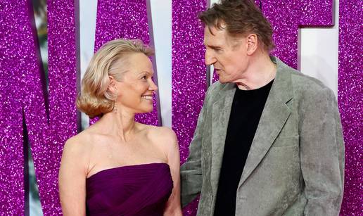 Neeson došao na predstavu u kojoj glumi Anderson. Poveo je i sina: 'Donio joj i buket cvijeća'