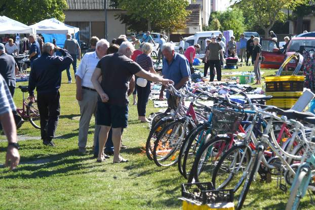 Koprivnica: Velika gužva na buvljaku koji je privukao pažnji brojnih prodavača i još više kupaca