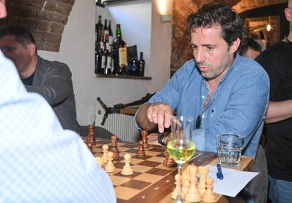 Zagreb: Brojni poznati na humanitarnom šahovskom turnir u konobi Mašklin i Lata