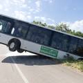 FOTO Ovo je školski bus koji se zapalio kod Sinja: Pokrenuo se sam pa sletio s ceste u šumarak