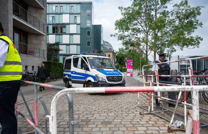 Užas u Berlinu: Bebu bacili kroz prozor u transporteru za mačke!