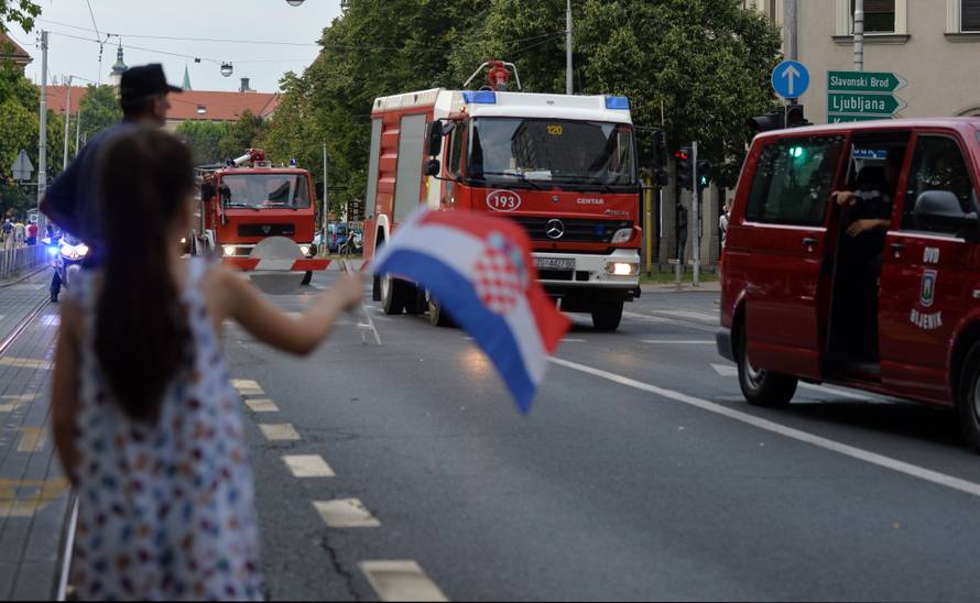 Zagrebački vatrogasci se uz zvukove sirena vratili u Savsku