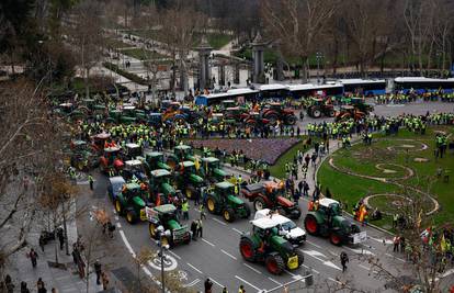 VIDEO Ogorčeni poljoprivrednici s 500 traktora ušli u Madrid