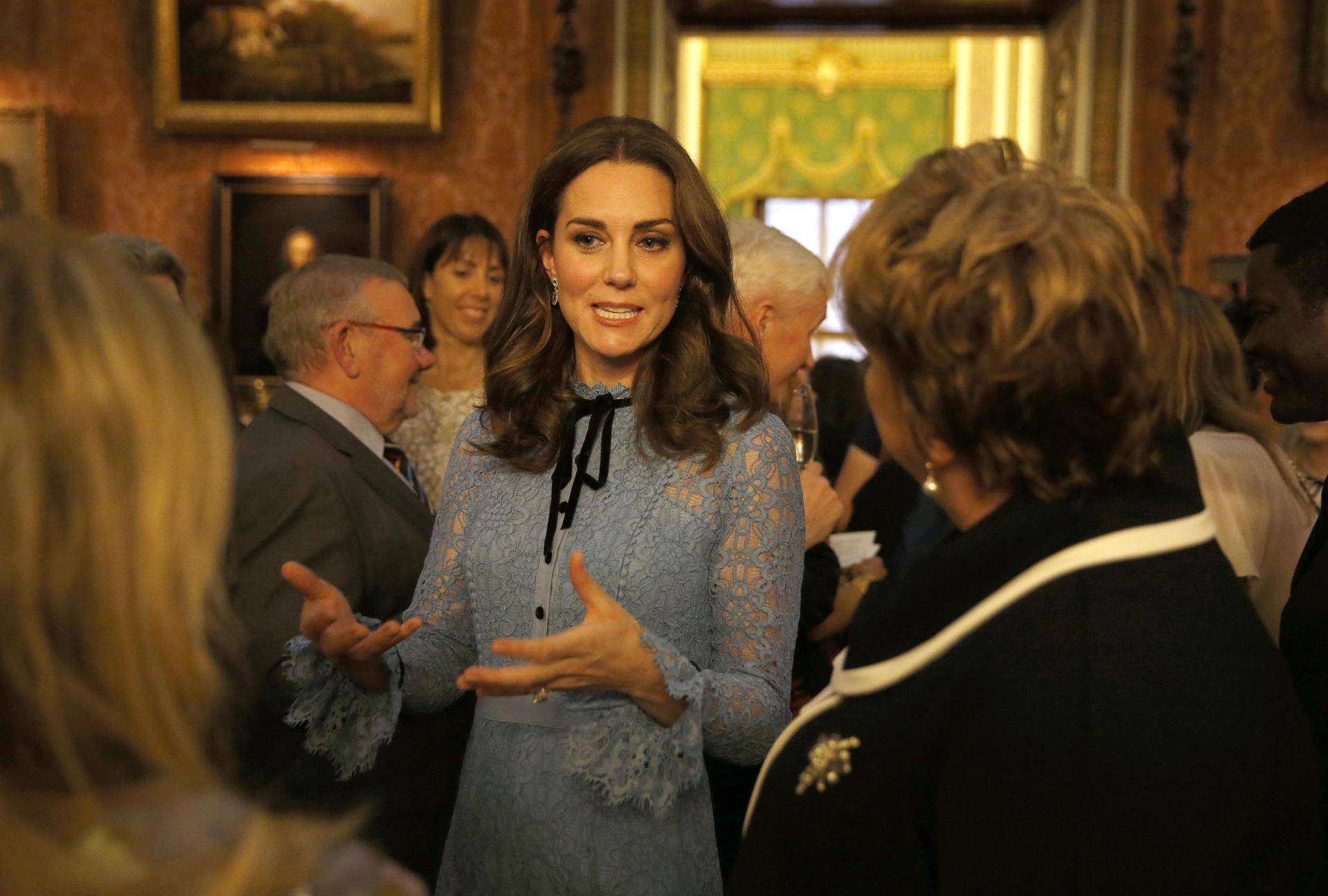 Transformacija Kate Middleton: Od minice do 'strogih' haljina