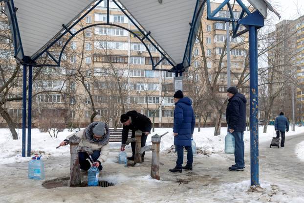 Residents cope with electricity and heating outages following Russian attacks on Ukraine’s infrastructure in Kyiv