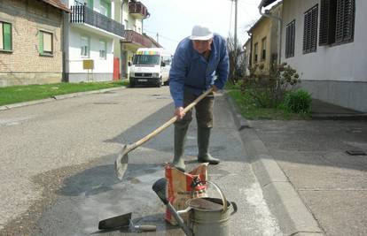 On je heroj ulice: Đuro već pet godina sam krpa rupe na cesti 