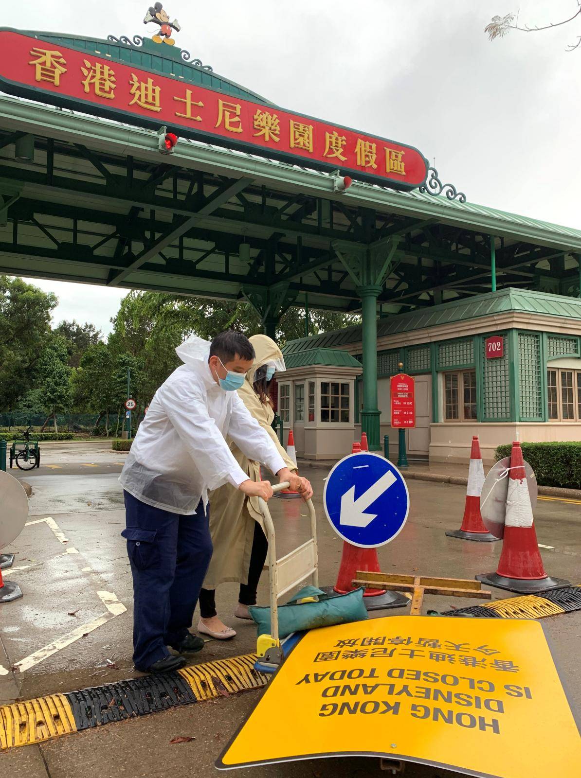 Employees put up a sign outside the Hong Kong Disneyland saying that the theme park has been closed, following the coronavirus outbreak in Hong Kong
