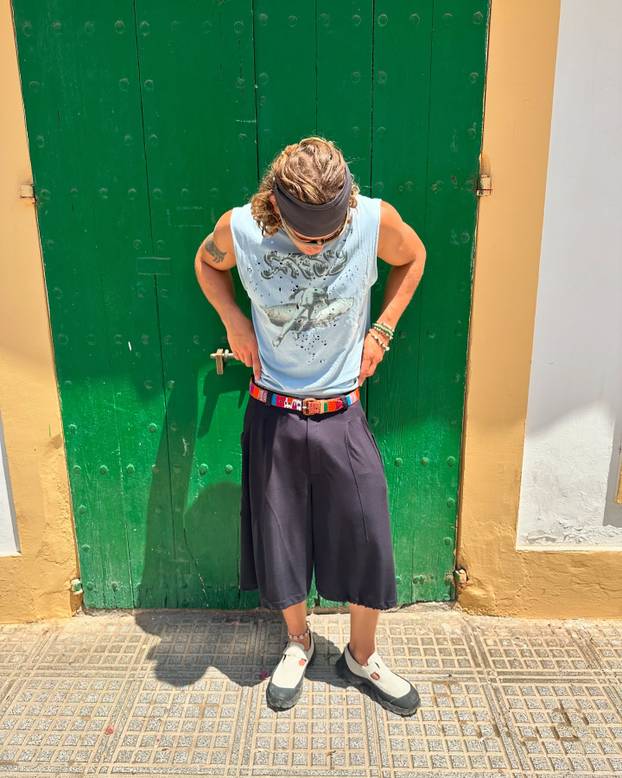 FOTO 'Alpski modni mačak' voli nositi bunde, suknje i lakirati nokte. Sad dominira skijanjem