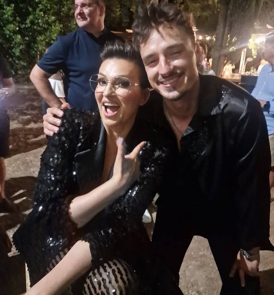 Miljenik žena u društvu Rozge i Nine: 'Lavice i šljokičavi latino'