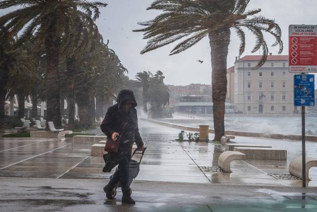 Split: Orkansko jugo potopilo rivu te stvaralo probleme u pomorskom prijevozu