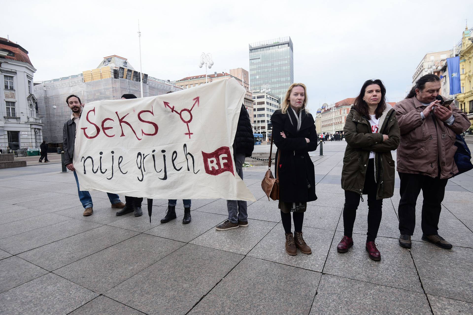 Zagreb: Katarina Peović i Arsen Bauk pridružili se prosvjednicima protiv molitelja krunice