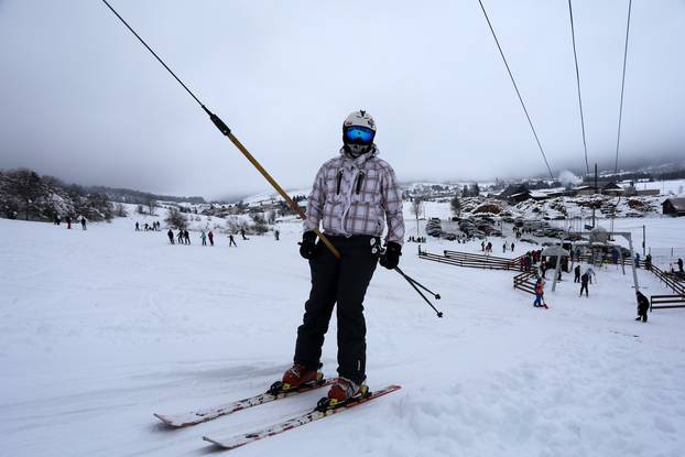Mrkopalj: Mnogobrojni skijaši su pohrlili na uživanje u snijegu