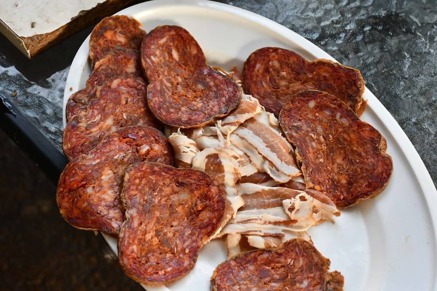 Ekipa 24sata na slavonskom kolinju: Vatra, krofne, rakijica i tajni recept za najbolje kobasice