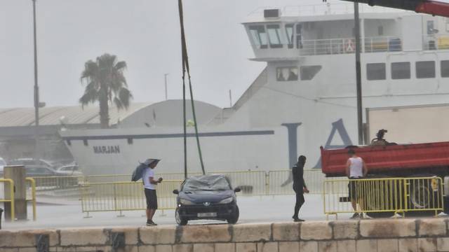 Video iz Splita: Izvlačili auto koji je jučer upao u more kod trajektne luke, vozaču prijava