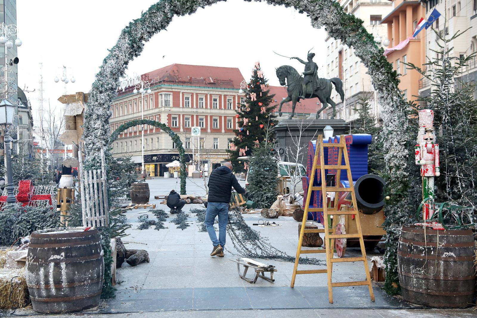 Zagreb: Uklanjanje božićnih ukrasa s Trga zbog dočeka reprezentacije