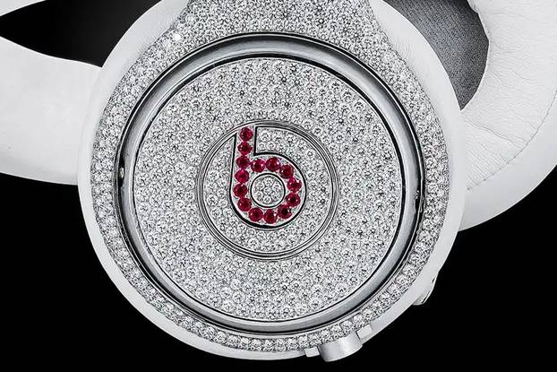 1stibs propose un casque couvert de 126.76 carats de diamants et de rubis pour la somme de 750,000 dollars