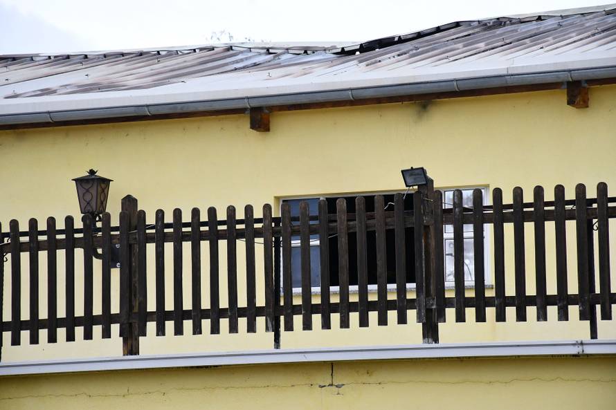 FOTO Gorjelo krovište sale za vjenčanje u Kutjevu, požar gasilo 26 vatrogasaca...