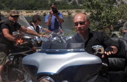 Vladimir Putin pobjedu nad nacistima slavio s bikerima