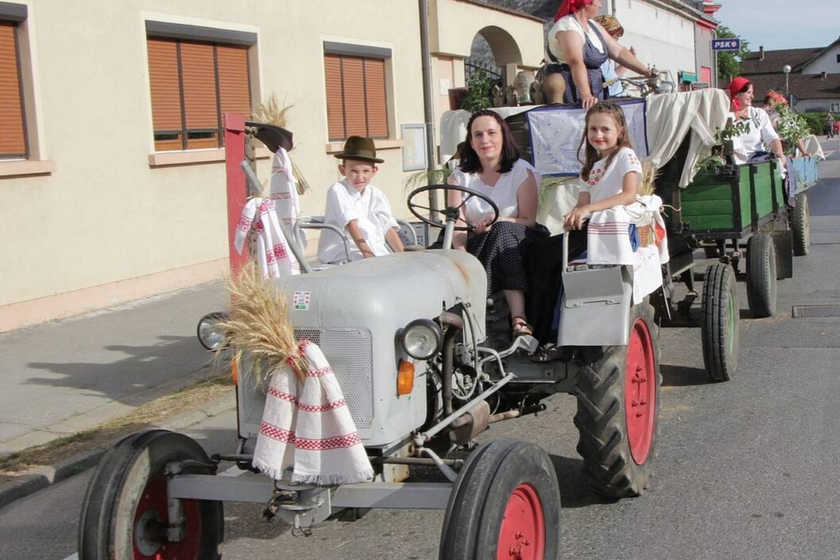 Traktor obitelji Dobrovec star je čak 63 godine: 'Pouzdana mašina, malo traži i puno daje'