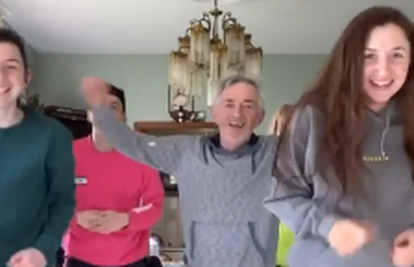 Pogledajte urnebesni video: Svi ukućani tatu uče 'Tik Tok' ples