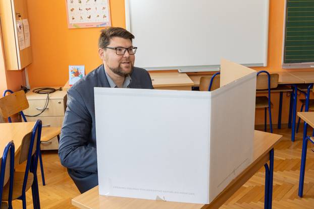 Pula: Kandidat za gradonačelnika Peđa Grbin glasovao u drugom krugu lokalnih izbora