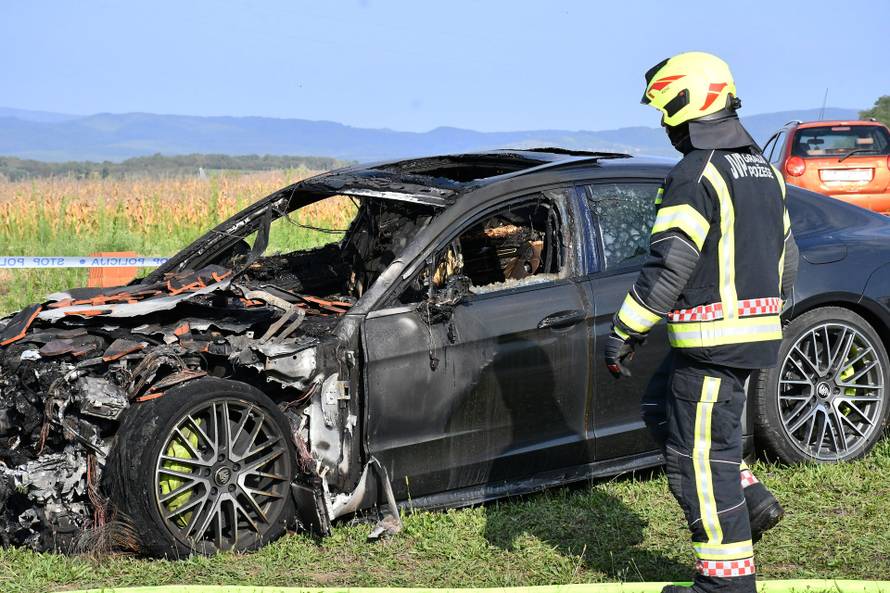 FOTO Ugasili požar kod Požege: Izgorjeli skupocjeni auti, veću tragediju spriječili su vatrogasci