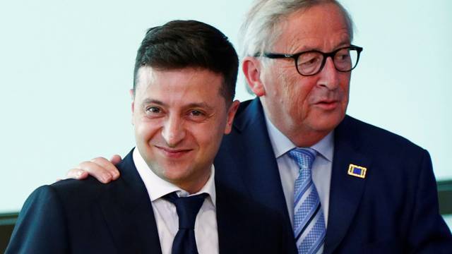 UkrainianÃPresidentÃVolodymyr Zelenskiy poses with EU Commission President Juncker in Brussels