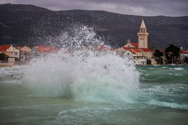 Olujno jugo u Kaštelima