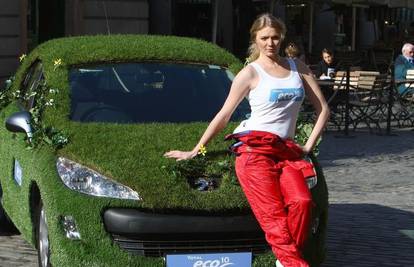 Model Jodie Kidd u autu od trave promovira eko utrku 