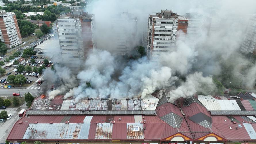 Beograd: Gašenje požara koji je jutros izbio u trgovačkom centru "Enjub"