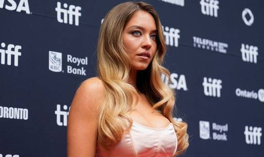 FOTO Sydney Sweeney kiptjele grudi u nježno rozoj haljini, a za traperice ne želi ni čuti