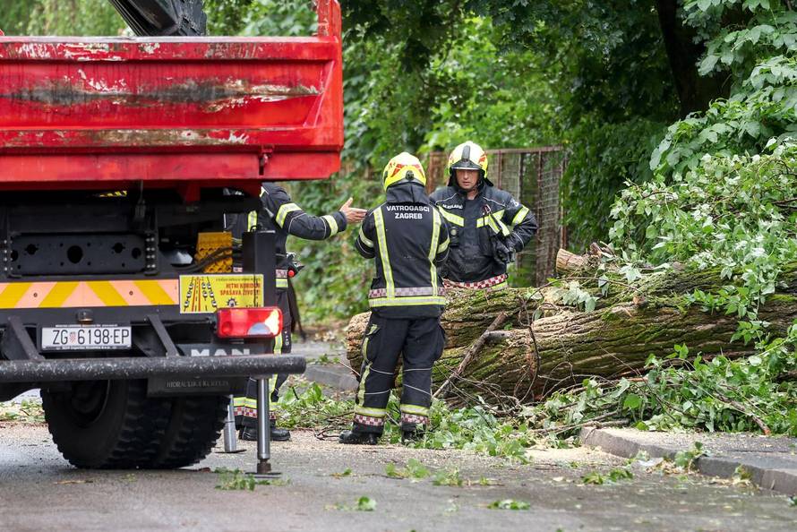 Nevrijeme pogodilo Zagreb, vjetar rušio drveća na automobile 