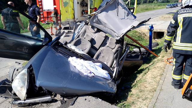 FOTO Autom završili u kanalu u Orahovici: Više je ozlijeđenih, rezali lim da izvuku stradale