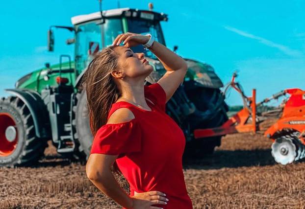 FOTO Vruća farmerica: Vozim traktor i radim teške poslove, ali uvijek u top kombinacijama