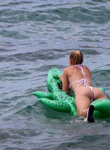 Zadar: Velik broj kupača na plaži Kolovare