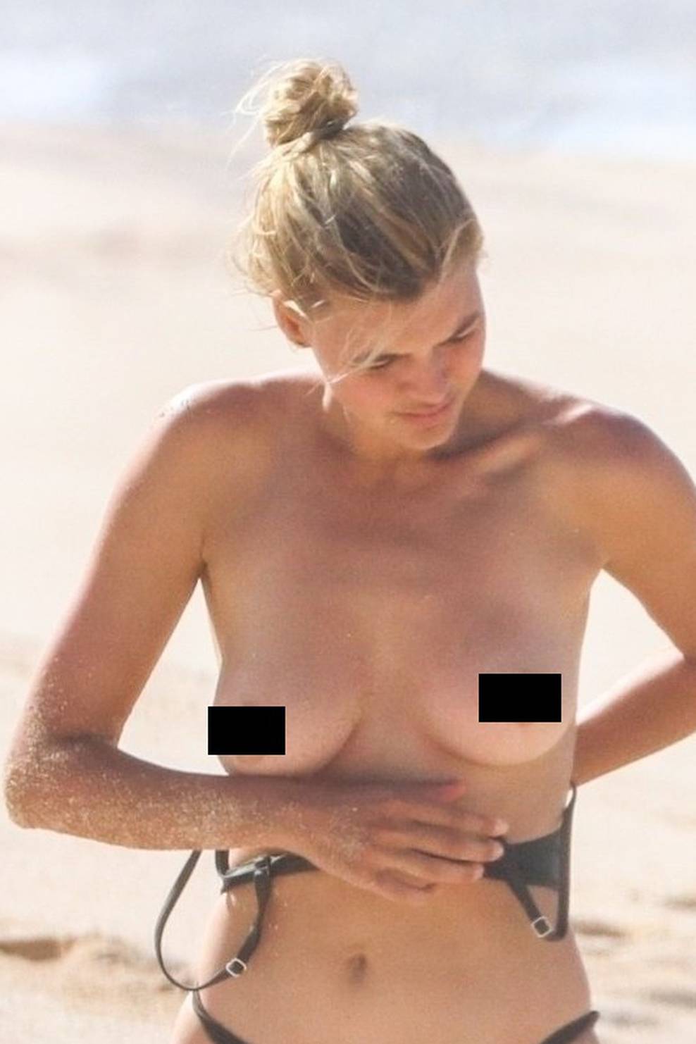 *PREMIUM-EXCLUSIVE* Sports Illustrated Swimsuit model  Kelly Rohrbach goes Topless by the ocean