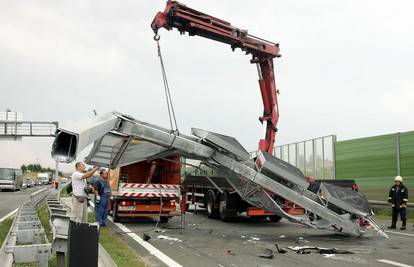 Obilaznica: Semafor pao na cestu i smrskao automobil 