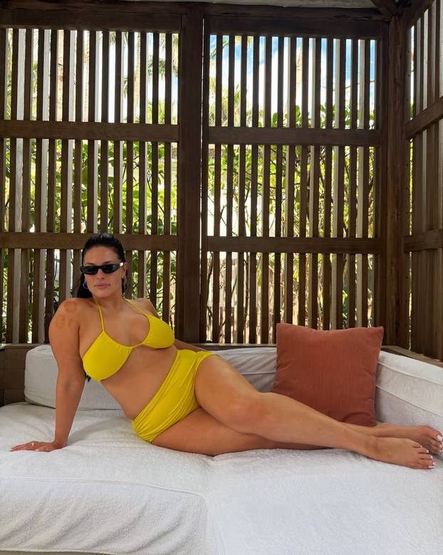 FOTO 'Plus-size' anđelica: Zovu je najseksi ženom na svijetu, pogledajte što je nosila na reviji