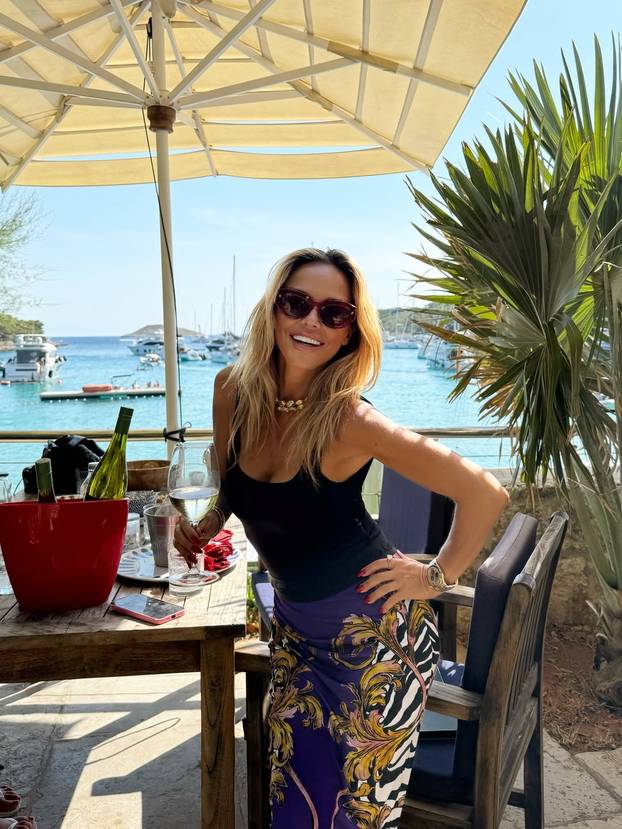 FOTO Maja Šuput voli Versace: Pogledajte njene badiće, luftiće, torbice, papuče i kućni ogrtač