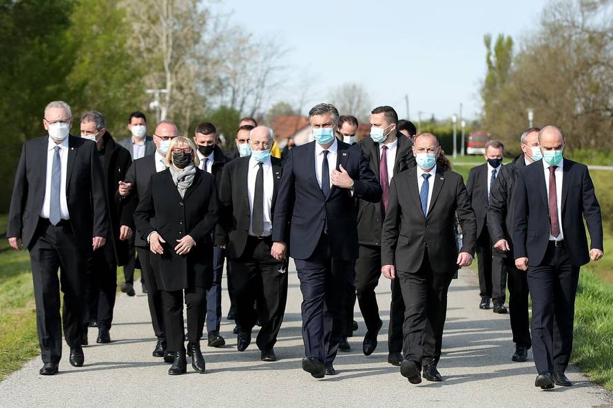 Premijer Plenković sa suradnicim položio vijence povodom 76. obljetnice Jasenovca