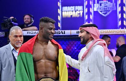 Ngannou nokautirao protivnika i posvetio pobjedu preminulom sinčiću: 'Borim se zbog njega'