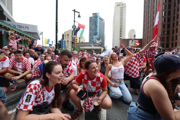 SP 2026 Philadelphia: Navijači se okupljaju prije razvijanja hrvatske zastave uoči utakmice s Ganom
