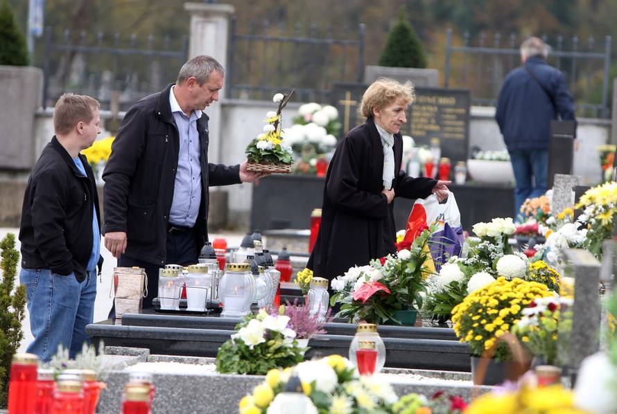 Karlovac: GraÄani obiÅ¡li groblje na blagdan Svih svetih
