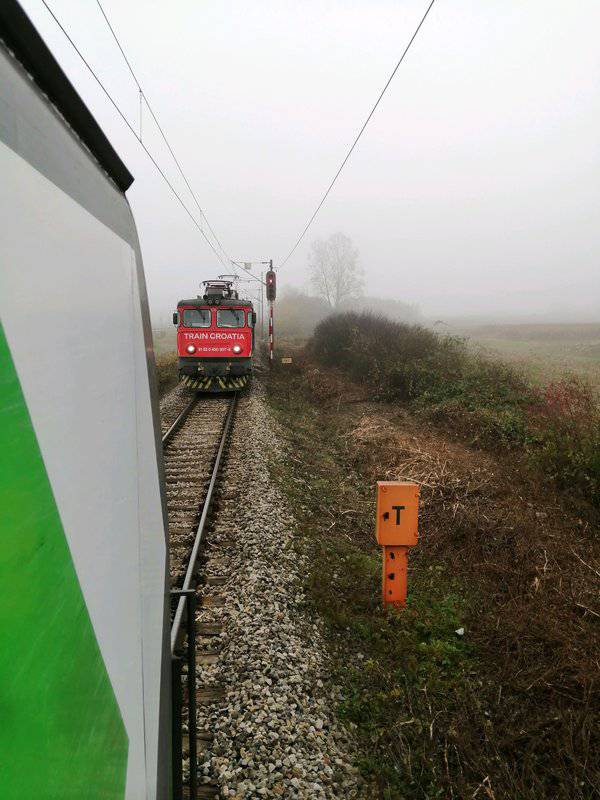 Drama na pruzi: Kod Lipovljana trčali za lokomotivom, sama krenula prema drugom vlaku...